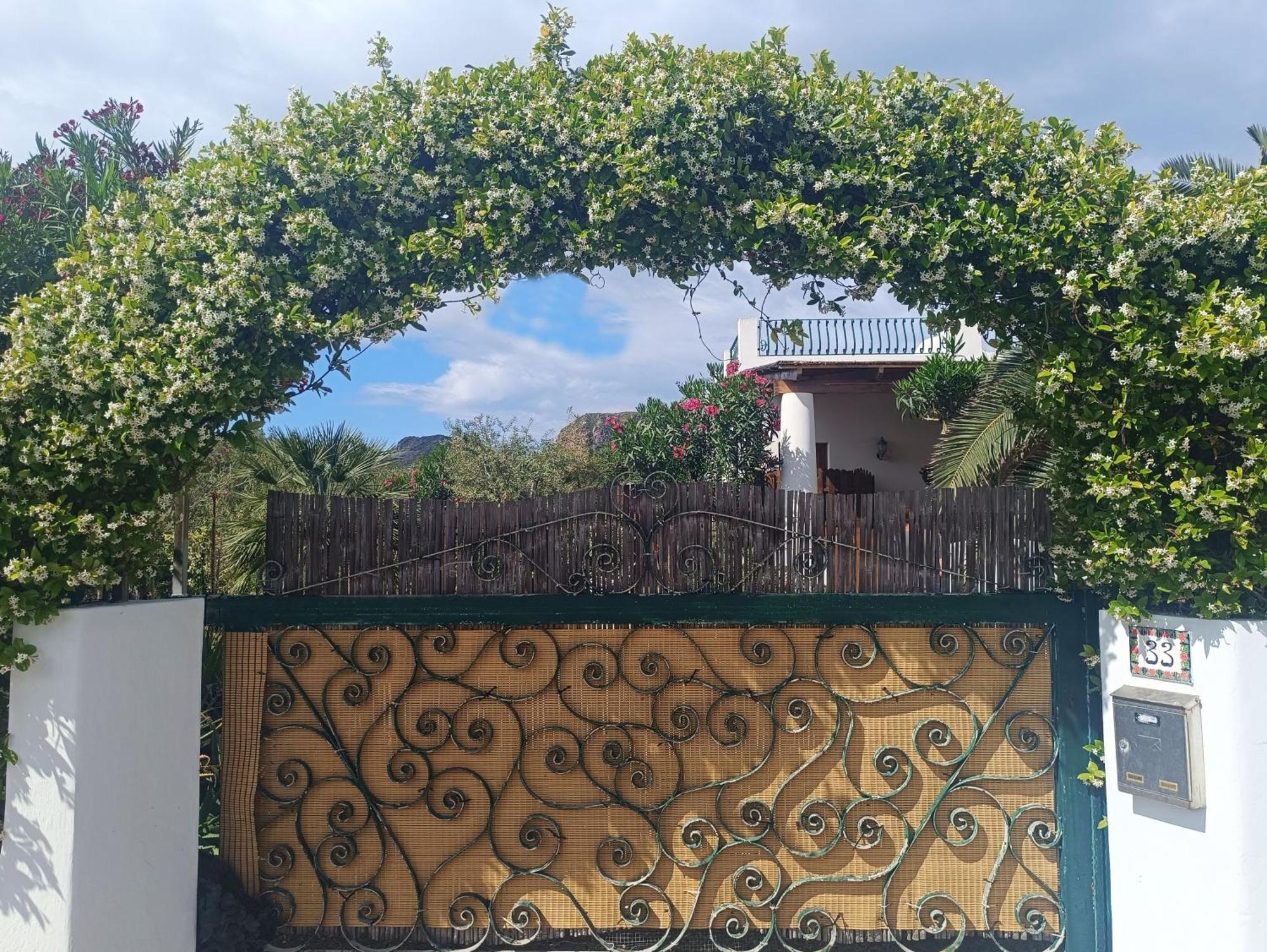 Garden & Sea Villa Вулкано Екстериор снимка